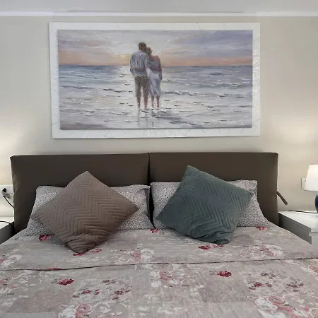 Al Castello: Romantic Seaside Retreat With Castle Views Apartment *