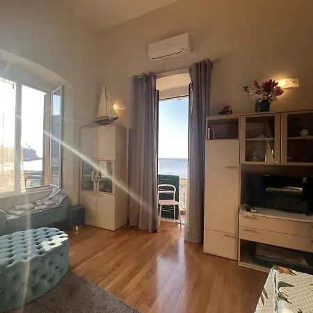 Welcome Riviera - Al Castello-vista Mare -romantico E A 20 Metri Dal Mare-toll Parking At 15 Euro Per Day To Be Booked In Advance -subject To Availability Διαμέρισμα *